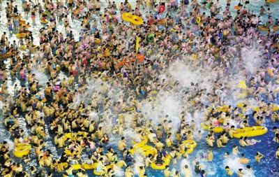 29日，湖北省武漢市，近日江城暑熱難解，人們紛紛前往水上樂(lè)園解暑，由于人數(shù)眾多，形成了“下餃子”的壯觀場(chǎng)面。圖/CFP