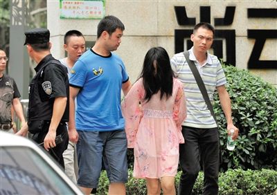 一名女犯罪嫌疑人被警方押出。新華社記者 薛玉斌 攝