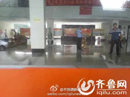 8月8號下午14時(shí)許，一女子在山東省衛(wèi)生廳辦公大樓三樓的一間辦公室內(nèi)，被一名年輕男子劫持。