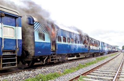 19日，撞人的火車被民眾點燃。