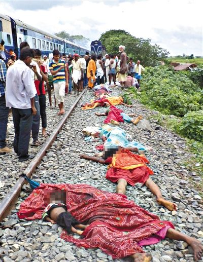 19日，事故現(xiàn)場遇難者的遺體。