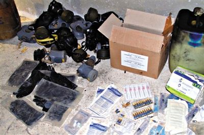 24日，敘利亞政府對(duì)外展示在大馬士革朱巴爾區(qū)破獲的反對(duì)派軍火庫(kù)中的化學(xué)制劑。新華社發(fā)