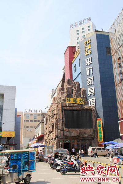 在該酒店一層的入口處，屹立著一座4層樓高的假山，氣勢(shì)雄偉。