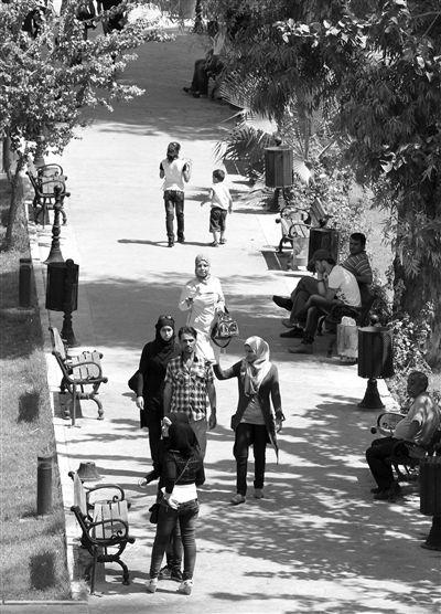 9月5日，敘利亞首都大馬士革，市民在街頭的一處公園內(nèi)散步。