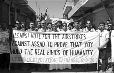 6日，敘利亞西北部的民眾打出橫幅，要求美國對敘動武。