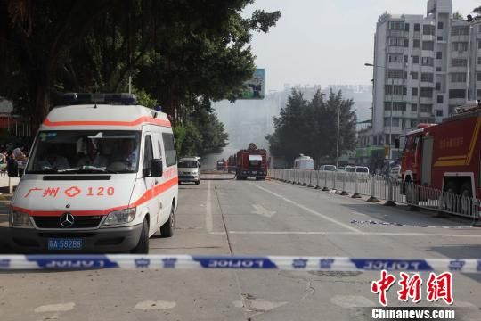 救護(hù)車現(xiàn)場(chǎng)待命?！「邩s權(quán)　攝