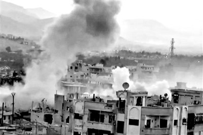 　10日公布的視頻顯示，敘利亞大馬士革地區(qū)，樓房遭重型火炮襲擊，現(xiàn)場(chǎng)濃煙滾滾。