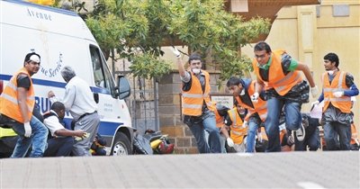 肯尼亞部隊(duì)強(qiáng)攻商場營救人質(zhì) 已有62人遇難(圖) 肯尼亞部隊(duì)強(qiáng)攻商場營救人質(zhì) 已有62人遇難(圖)