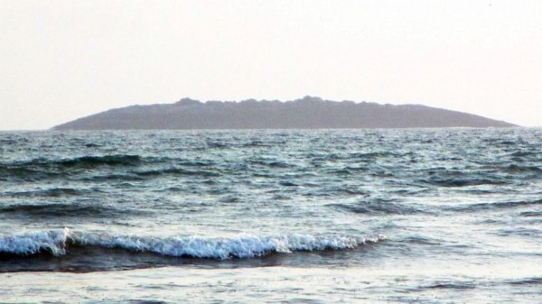 圖為在巴基斯坦靠近阿拉伯海的瓜達(dá)爾地區(qū)（Gwadar）近海600米處冒出一個小島。