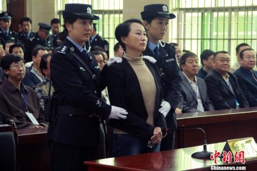 9月24日上午8時30分，陜西“房姐”龔愛愛涉嫌偽造、買賣國家機關(guān)證件一案，在陜西靖邊縣人民法院公開