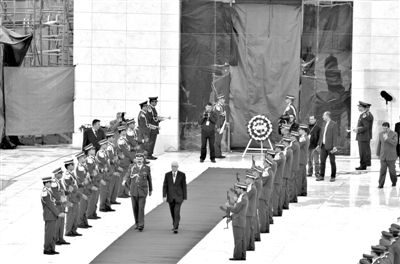 2012年11月27日，開棺檢驗(yàn)阿拉法特尸骨后，巴方為其舉辦重新安葬儀式。