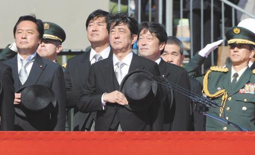 　27日上午，日本首相安倍晉三在琦玉縣的自衛(wèi)隊朝霞訓(xùn)練場出席陸上自衛(wèi)隊年度閱兵式