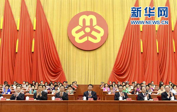 習近平、李克強、張德江、俞正聲、劉云山、王岐山、張高麗等在主席臺就座，祝賀大會召開。