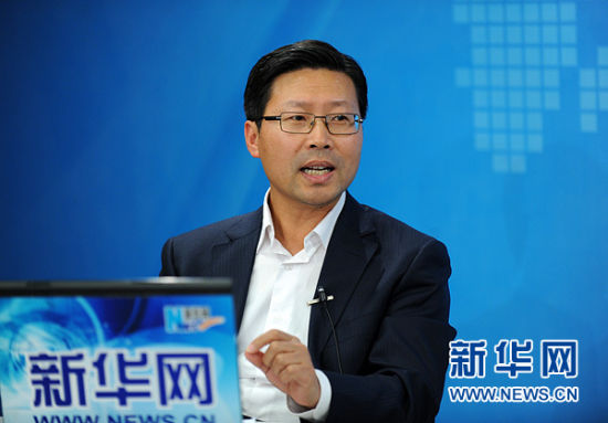 圖為嘉賓與主持人交談。新華網(wǎng) 陳競超 攝