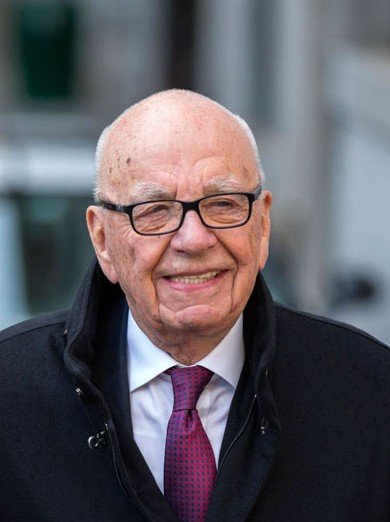 20日，從最高法院出來(lái)，默多克一臉輕松。路透社