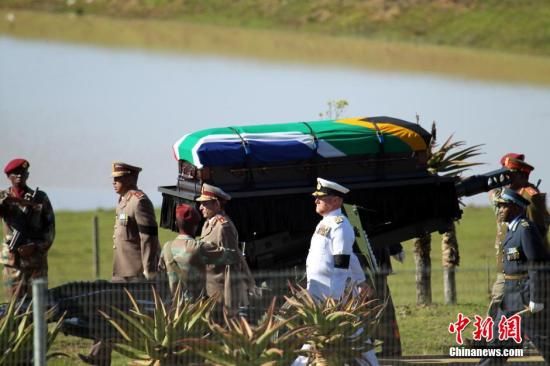 圖為南非海、陸、空三軍首腦為曼德拉護(hù)靈。宋方燦 攝