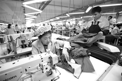 12月19日，朝鮮工人在開城工業(yè)園區(qū)工作。當(dāng)日，由二十國集團(tuán)（G20）的經(jīng)濟(jì)官員、國際金融組織相關(guān)負(fù)責(zé)人以及各國記者等組成的國際代表團(tuán)訪問工業(yè)園區(qū)。今年4月朝鮮單方面關(guān)閉開城工業(yè)園，9月才宣布重開。新華社發(fā)