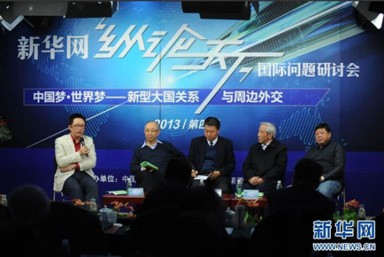 新華網(wǎng)第四屆“縱論天下”2013國(guó)際問(wèn)題研討會(huì)18日在京舉行。圖為社科院全球戰(zhàn)略院國(guó)際問(wèn)題專家葉海林在發(fā)言。新華網(wǎng) 陳競(jìng)超 攝