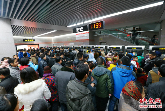 11點59分，紫金山地鐵站售票機前擠滿了買票的市民，場面如同春運