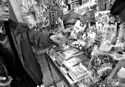 12月27日，世紀(jì)天鼎購(gòu)物廣場(chǎng)的一位商戶表示，今年的賀卡明顯沒(méi)有前幾年好賣。新京報(bào)記者 王貴彬 攝