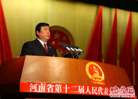 省人民檢察院檢察長(zhǎng)蔡寧向大會(huì)作工作報(bào)告。