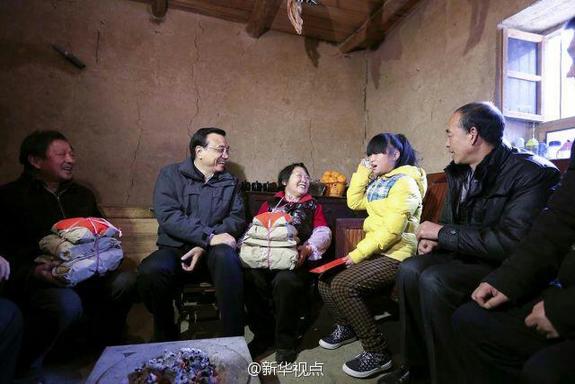 27日，李克強(qiáng)到安康旬陽金坡村看望留守兒童。