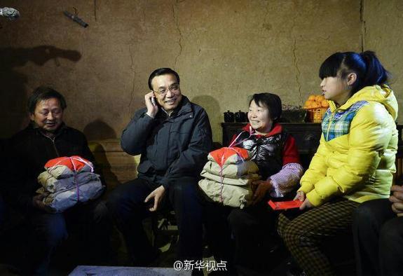 27日，李克強(qiáng)到安康旬陽金坡村看望留守兒童。