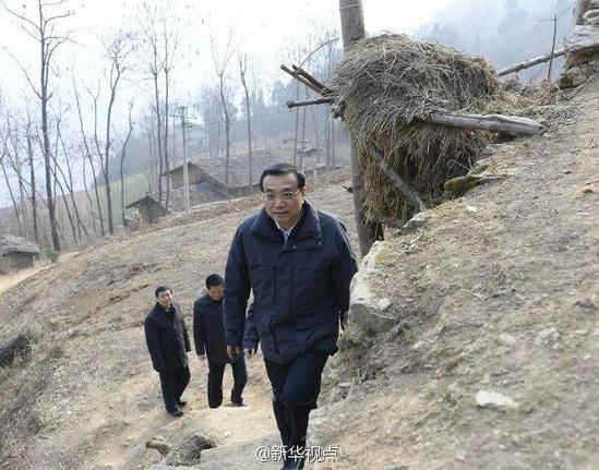 27日，李克強(qiáng)到安康旬陽金坡村看望留守兒童。