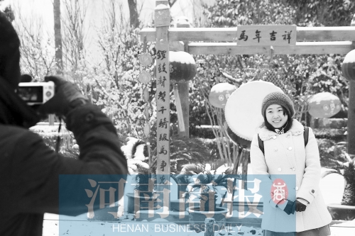 紫荊山公園里布置喜慶，引來不少游客合影留念。記者 楊東華/攝