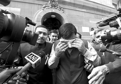 13日，印度議會下院開會時發(fā)生混亂，議員打作一團，甚至有議員噴辣椒噴霧，致使不少議員呼吸困難，倉促離