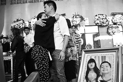 2月24日，泰國(guó)曼谷，民眾為在手榴彈襲擊中遇難的兩名兒童舉行葬禮，兩名兒童為姐弟二人，姐姐6歲，弟弟4歲