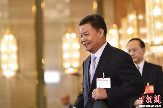 呂新華向中外媒體介紹本次大會(huì)有關(guān)情況并回答記者提問。中新社發(fā) 廖攀 攝