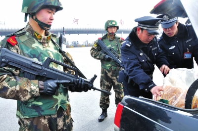 圖為武警配合民警開展安保檢查。