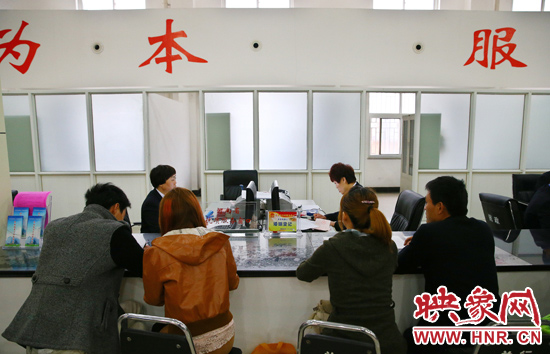 在陽光大廈一樓大廳內(nèi)，分布著人社局、民政局等與群眾利益相關(guān)的民生服務(wù)窗口。