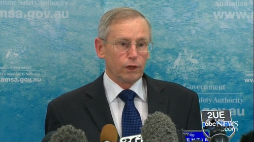 澳大利亞海事局官員正在介紹關(guān)于馬航失聯(lián)客機(jī)的搜索情況。