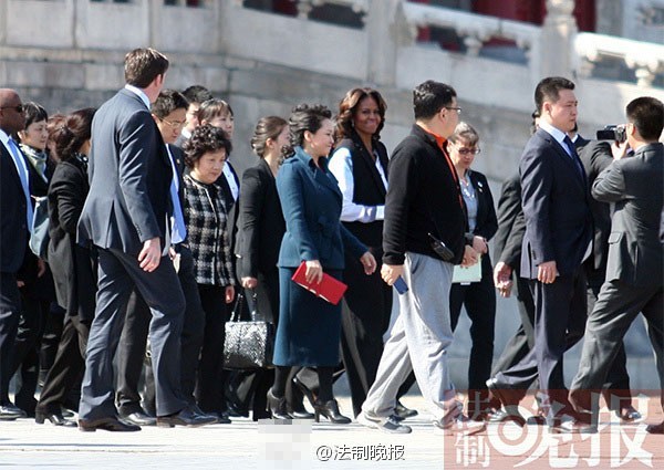 　　3月21日上午，美國總統(tǒng)夫人米歇爾參觀故宮，彭麗媛陪同。彭麗媛一身湖藍(lán)色裙裝，米歇爾黑白色職業(yè)裝