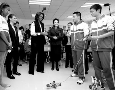 昨天上午，彭麗媛與米歇爾共同參觀北師大二附中，觀看學(xué)生們演示自己設(shè)計制作的幾何機器人。