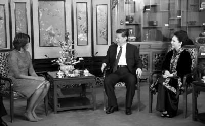 昨晚，國家主席習(xí)近平和夫人彭麗媛在北京釣魚臺國賓館會見美國總統(tǒng)奧巴馬夫人米歇爾。