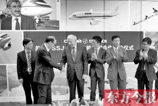 　昨日，“蘇霍伊SSJ-100飛機項目”合作簽約儀式在鄭州舉行