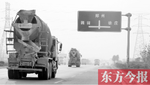 3月25日，兩輛水泥罐車在鄭汴物流通道行駛。大車“橫行”的道路上極易發(fā)生各種交通事故