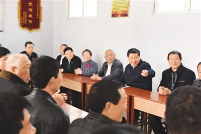 3月17日，習近平在河南省蘭考縣東壩頭鄉(xiāng)張莊村村委會與干部群眾座談，聽取意見和建議。