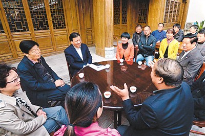 3月23日，劉云山在陜西省咸陽市禮泉縣煙霞鎮(zhèn)袁家村與基層干部群眾座談，聽取對教育實踐活動的意見建議。