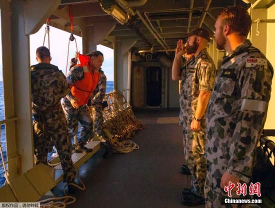 　據(jù)澳大利亞海軍4月11日發(fā)布的圖片顯示，中澳海軍海上聯(lián)合搜尋失聯(lián)客機(jī)。據(jù)悉，澳大利亞總理當(dāng)天表示，澳方執(zhí)行搜尋失聯(lián)客機(jī)任務(wù)的搜救人員已獲知黑匣子的大致位置。