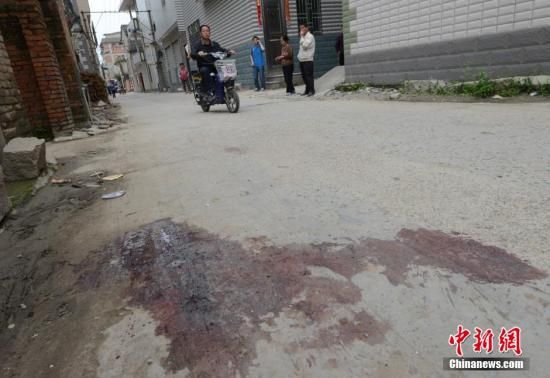 4月28日，福建省福州市閩侯縣發(fā)生一起惡性駕車(chē)撞人事件，圖為事發(fā)現(xiàn)場(chǎng)血跡斑斑。中新社發(fā) 劉可耕 攝