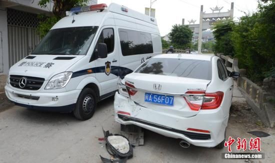  4月28日，福建省福州市閩侯縣發(fā)生一起惡性駕車(chē)撞人事件，圖為被撞車(chē)輛損毀嚴(yán)重。經(jīng)初查，該肇事男子叫林某新（漢族，37歲，福州長(zhǎng)樂(lè)人），因婚姻問(wèn)題，情緒失控，駕車(chē)從閩侯縣青口鎮(zhèn)往尚干鎮(zhèn)方向，沿奔馳大道行駛，連續(xù)撞人。中新社發(fā) 劉可耕 攝