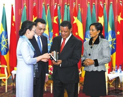 李克強(qiáng)總理與夫人程虹當(dāng)?shù)貢r(shí)間6日上午同埃塞總統(tǒng)穆拉圖夫婦在國(guó)家宮會(huì)見(jiàn)。會(huì)見(jiàn)后，程虹將自己的著作和譯著贈(zèng)送給姆拉圖總統(tǒng)夫婦。