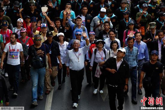 5月9日，泰國反政府示威者在素帖（中）的領(lǐng)導(dǎo)下在曼谷市中心游行。