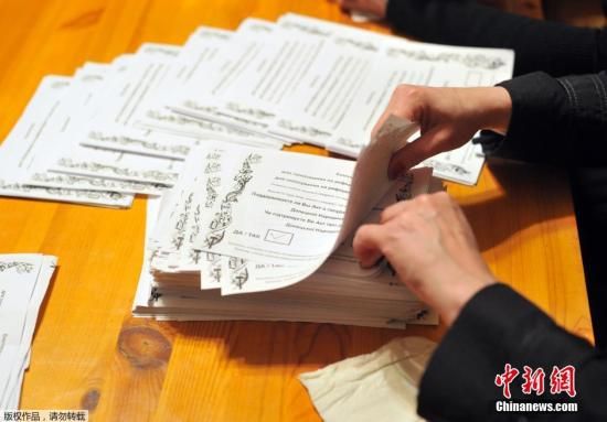 　　當(dāng)?shù)貢r(shí)間2014年5月11日，烏克蘭東部地區(qū)選舉工作人員開始公投計(jì)票工作。