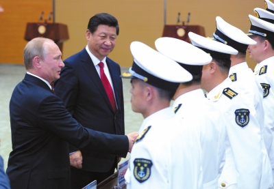 習(xí)近平與普京共同出席中俄聯(lián)合軍演開幕式。