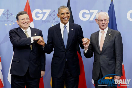 資料圖：6月4日，歐洲理事會主席范龍佩（右）和歐盟委員會主席巴羅佐（左）在會場門口歡迎前來與會的美國總統(tǒng)奧巴馬。由歐盟主持的七國集團領導人會晤4日晚間在布魯塞爾開幕，烏克蘭問題成為本次峰會核心議題。（新華社發(fā) 歐盟理事會供圖）